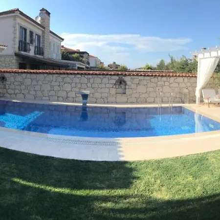 Villa Izmir Alacati'da Ozel Havuzlu Luks Kiralik Cesme