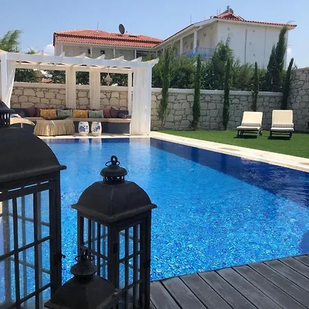 Villa Izmir Alacati'da Ozel Havuzlu Luks Kiralik *