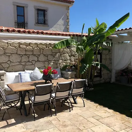 Izmir Alacati'da Ozel Havuzlu Luks Kiralik Villa